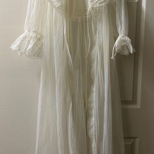 Elegant White Lace Trimmed Nightgown Robe